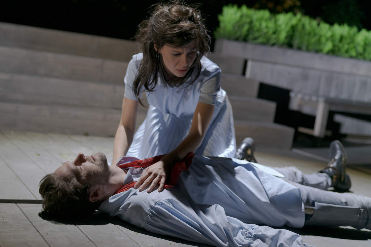 Vils Šekspīrs - Dainis Grūbe, Viola de Lesepsa - Ieva Segliņa // Foto - Mārtiņš Vilkārsis